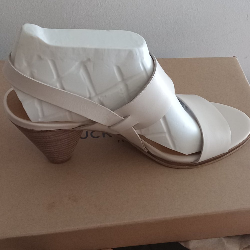 Lucky Brand Veneesha Sandshell cream slingback heels strappy sandal buckle NEW10